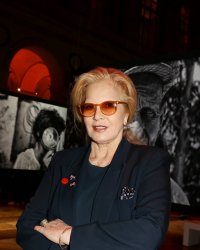 Pour Sylvie Vartan, l'absence de Johnny Hallyday est "irréelle et surréaliste"