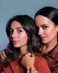 Alizée et sa fille prennent la pose ensemble pour une campagne beauté