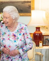 Elizabeth II : les secrets de sa garde-robe bientôt dévoilés