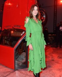 Carla Bruni raconte avoir voulu devenir française "par politesse"