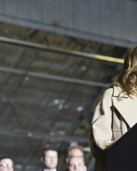 Melania Trump, "dévastée" après avoir plagié un discours de Michelle Obama