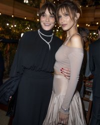 Carla Bruni et Bella Hadid jouent les sosies pour la maison Burberry