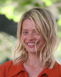 Mélanie Thierry sur son couple avec le chanteur Raphaël : "On a grandi ensemble"