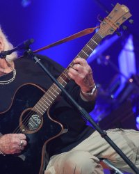 Hugues Aufray : sa nouvelle vie avec sa jeune maîtresse