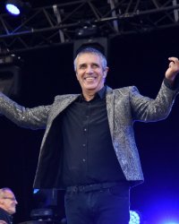 Julien Clerc évoque son couple : "Je crois beaucoup à la différence d'âge"