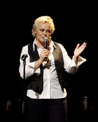 Muriel Robin et Anne Le Nen s'installent provisoirement chez Line Renaud