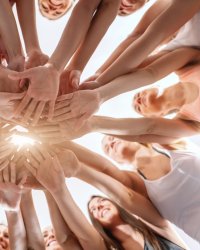 Sororité : pourquoi la solidarité entre femmes est primordiale ?