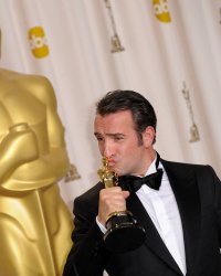 Après avoir reçu son Oscar, Jean Dujardin s'est enfermé avec... aux toilettes !