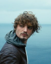 Niels Schneider a utilisé les silences "comme une arme" dans le film Revenir