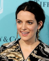 Gotham City Sirens : Riley Keough souhaiterait jouer Poison Ivy