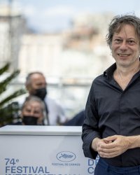 Tralala : le film musical avec Mathieu Amalric et Josiane Balasko a son trailer