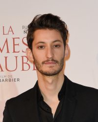 Le jour où Pierre Niney s'est fait pousser par Brad Pitt à Cannes
