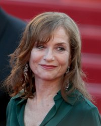 Isabelle Huppert se la joue femme fatale pour Eva