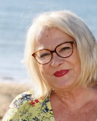Josiana Balasko évoque sa carrière avec nostalgie sur France 2