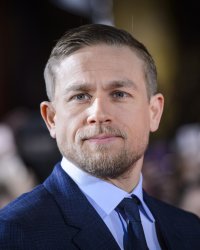 Charlie Hunnam dit non aux films de super-héros
