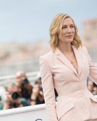 82 femmes réunies pour une montée des marches glamour et symbolique