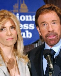 Chuck Norris prend sa retraite pour soutenir sa femme malade