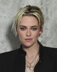 Kristen Stewart méconnaissable en Lady Di dans la bande-annonce de Spencer
