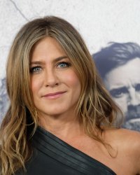 Qui embrasse le mieux entre Angelina Jolie et Jennifer Aniston ?