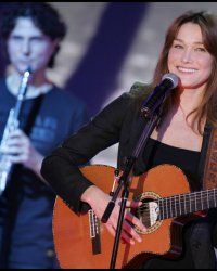 Carla Bruni signe son grand retour avec Quelque chose