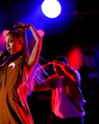 Ariana Grande de retour à Manchester pour rendre hommage aux victimes