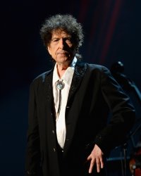 Bob Dylan sort enfin de son silence et accepte son prix Nobel