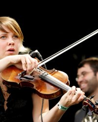 Arcade Fire : la violoniste Sarah Neufeld revient en solo avec "The Ridge"