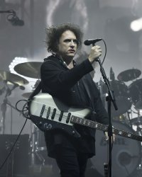 The Cure plancherait sur trois albums d'après son leader, Robert Smith