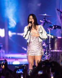 Lana Del Rey chante contre les fusillades qui endeuillent les États-Unis