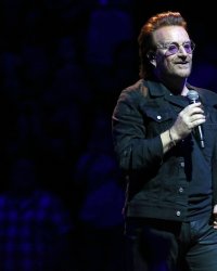 Quand Bono calme un enfant en larmes tout en chantant "One"