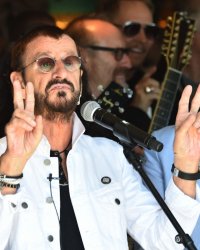 Ringo Starr célèbre ses 80 ans en ligne et sans Sir Paul Macca