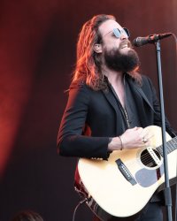 Father John Misty dézingue les politiciens sur le single "Pure Comedy"