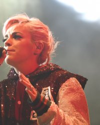 Lily Allen dévoile deux nouveaux morceaux pour la BO de "Pan"