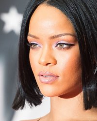 Rihanna : sexe, flingues et lingerie fine dans le clip "Needed Me"