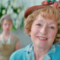 Une robe pour Mrs. Harris - Bande annonce 1 - VF - (2021)