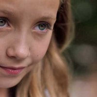 La Fille qui croyait aux miracles - Bande annonce 1 - VF - (2021)
