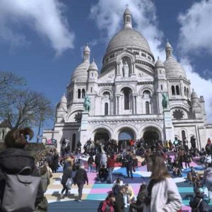 A Paris, les marches du Sacré-Coeur parées des couleurs des JO de Paris