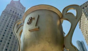 Un trophée satirique ciblant Trump atterrit mystérieusement à New York