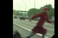 Deux jumelles traversent l'autoroute