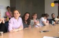 Vidéo : Faut-il éviter de donner du lait à bébé le soir ?