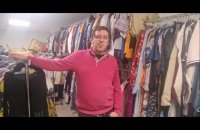 William Mattys dans les préparatifs de son déstockage de vêtements Shein à Calais