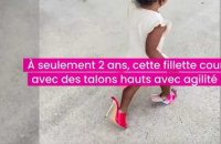 À seulement 2 ans, une petite fille court avec des talons hauts avec agilité
