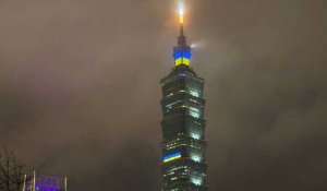 Le gratte-ciel Taipei 101 de Taiwan illuminé pour l'Ukraine