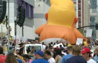 A Orlando, un "bébé Trump" et des manifestants contre la campagne de réélection de Trump