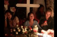 Vidéo : Exclu Public : Accompagnées de Laeticia, Jade et Joy au bout du rouleau sur la tombe de Johnny Hallyday !