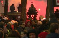 Retraites: à la tombée de la nuit, fin du cortège parisien place Denfert-Rochereau