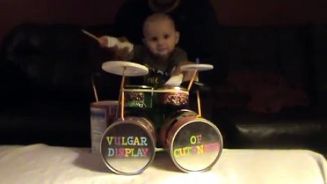 Bébé joue de la batterie - musique