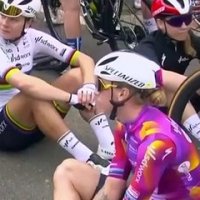 Amstel Gold Race 2024 - La course femmes neutralisée après un accident avec un policier à moto avant de reprendre !