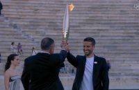 Paris 2024: la flamme olympique transmise à la France
