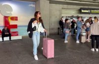 Vidéo - Diane Leyre arrive à l'aéroport de Nice lors du 77ème Festival International du Film de Cannes (14 - 25 mai 2024), le 14 mai 2024.